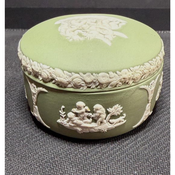Wedgwood Vintage Green Jasperware Trinket Jewelry Box Keepsake Collectible - Picture 1 of 7
